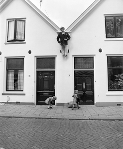880073 Gezicht op de voorgevels van de woningen Kerkstraat 16-18 te Utrecht, waar een 'abraham' uithangt ter ...
